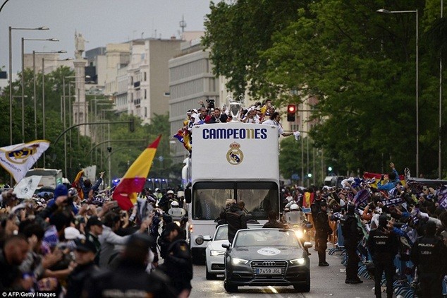 Hàng ngàn CĐV Real Madrid đổ ra đường chào đón nhà vô địch châu Âu ảnh 10