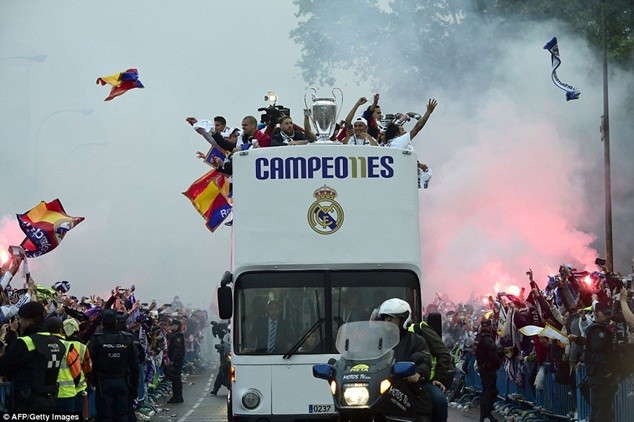 Hàng ngàn CĐV Real Madrid đổ ra đường chào đón nhà vô địch châu Âu ảnh 4