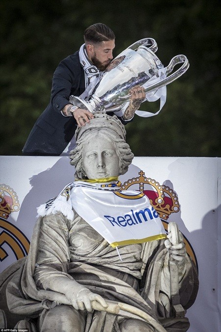 Hàng ngàn CĐV Real Madrid đổ ra đường chào đón nhà vô địch châu Âu ảnh 31