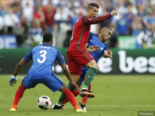 Payet phân bua về cú "tackle" khiến Ronaldo suýt phải ôm hận ảnh 1