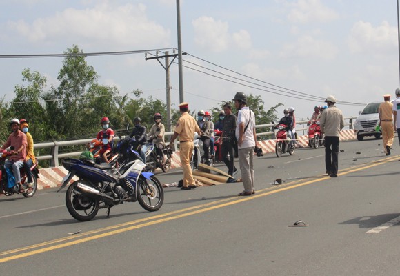 Xe cứu thương tông xe máy trên cầu Hàm Luông, 1 người bị xe buýt cán tử vong ảnh 2