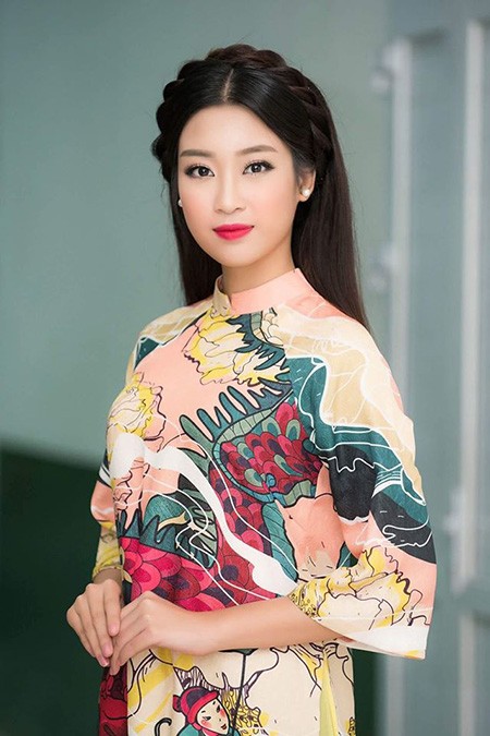 Hoa hậu Mỹ Linh lần đầu ngồi ghế giám khảo chấm thi nhan sắc ảnh 1