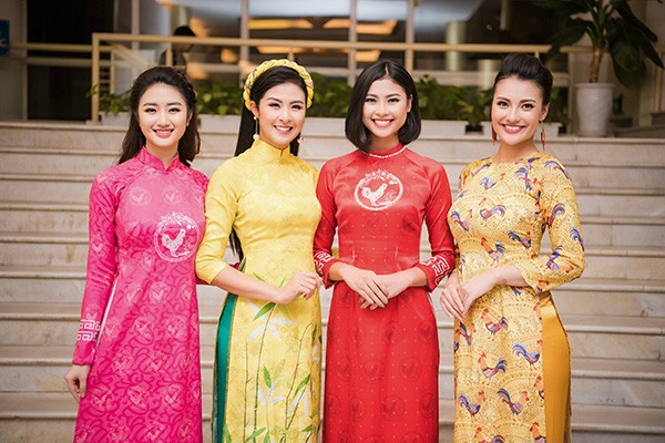 Hoa hậu Bản sắc Việt toàn cầu Thu Ngân trình diễn áo dài của Ngọc Hân ảnh 1