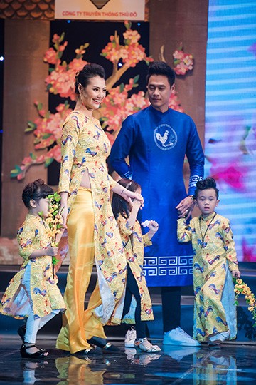 Hoa hậu Bản sắc Việt toàn cầu Thu Ngân trình diễn áo dài của Ngọc Hân ảnh 7
