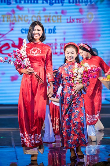 Hoa hậu Bản sắc Việt toàn cầu Thu Ngân trình diễn áo dài của Ngọc Hân ảnh 8