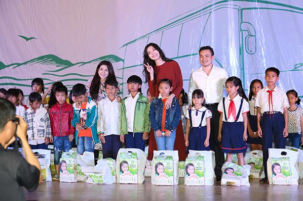Ngọc Thanh Tâm – Hoa hậu Thùy Dung trao quà cho trẻ nghèo Đắc Nông ảnh 12