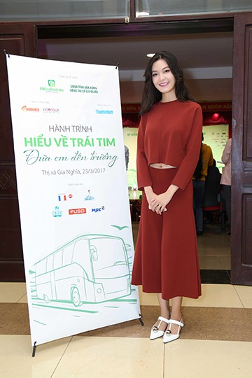 Ngọc Thanh Tâm – Hoa hậu Thùy Dung trao quà cho trẻ nghèo Đắc Nông ảnh 2