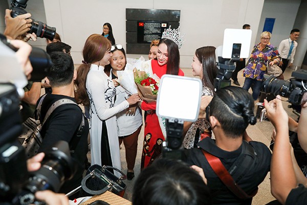 Hoa hậu chuyển giới Hương Giang được hàng trăm fans hâm mộ vây quanh, chào đón ảnh 8