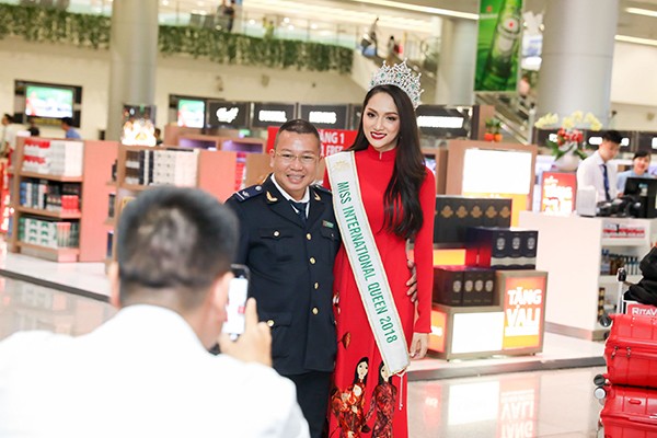 Hoa hậu chuyển giới Hương Giang được hàng trăm fans hâm mộ vây quanh, chào đón ảnh 4