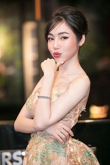 Elly Trần khoe vẻ gợi cảm hết cỡ bên Trần Bảo Sơn ảnh 8