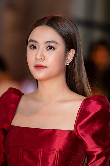 Khả Ngân tung MV debut "Cô gái Việt Nam" và tiết lộ kế hoạch âm nhạc khủng năm 2020 ảnh 7