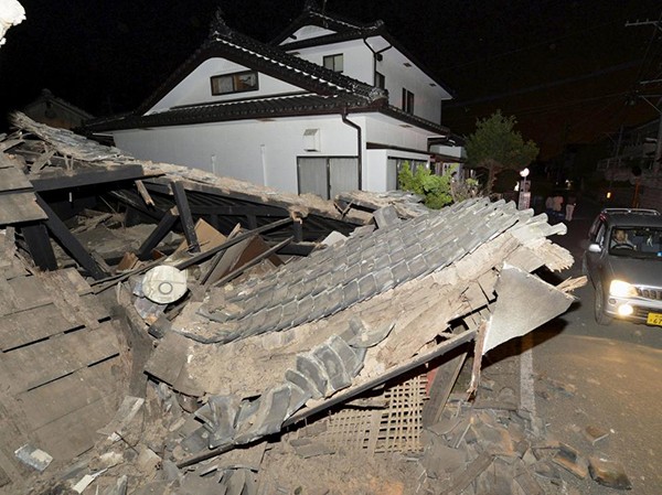 Cận cảnh đổ nát ở phía Nam Nhật Bản sau trận động đất 6,4 độ Richter ảnh 2