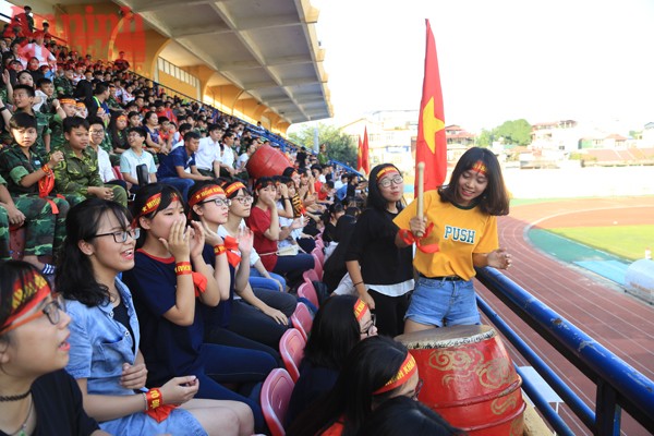 Các cổ động viên "cháy" hết mình cho trận chung kết bóng đá học sinh Hà Nội ảnh 6