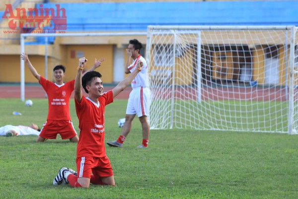 Các cổ động viên "cháy" hết mình cho trận chung kết bóng đá học sinh Hà Nội ảnh 17