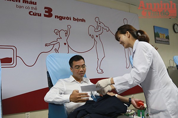 Hơn 700 cán bộ, y bác sĩ tình nguyện hiến máu ảnh 9