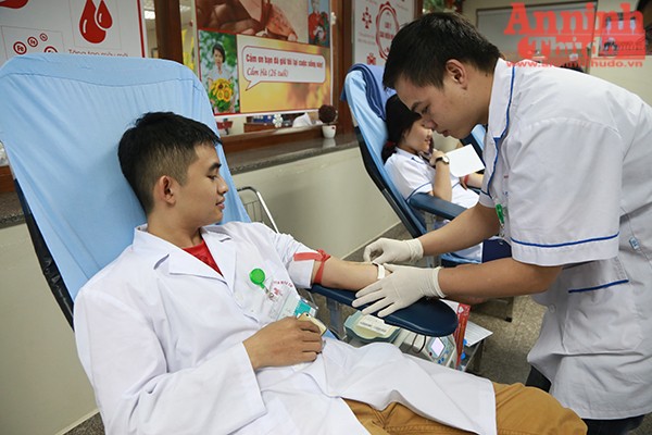 Hơn 700 cán bộ, y bác sĩ tình nguyện hiến máu ảnh 11