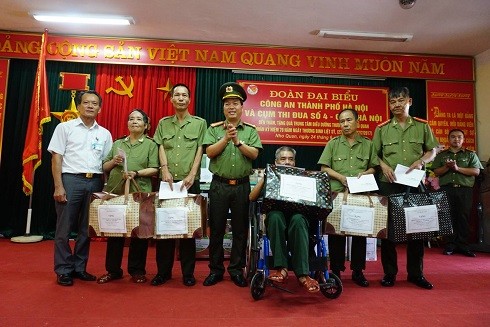 Công an Hà Nội tặng quà thương bệnh binh tại Trung tâm điều dưỡng Nho Quan, tỉnh Ninh Bình ảnh 1