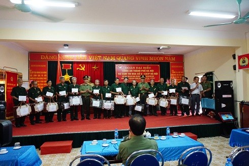 Công an Hà Nội tặng quà thương bệnh binh tại Trung tâm điều dưỡng Nho Quan, tỉnh Ninh Bình ảnh 2