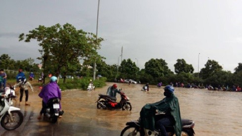 Đại lộ Thăng Long chìm sâu trong nước sau mưa ảnh 6