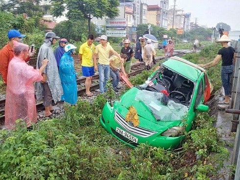 Hà Nội: Taxi kẹt ở đường ray, bị tàu hỏa đâm bẹp ảnh 2