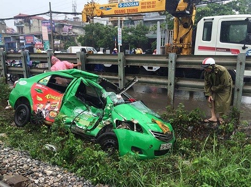 Hà Nội: Taxi kẹt ở đường ray, bị tàu hỏa đâm bẹp ảnh 1