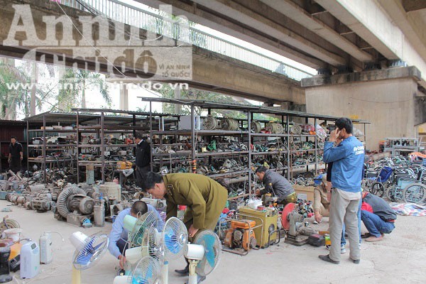 Lực lượng Quản lý thị trường vào cuộc vụ "Chợ đồ cũ ở dưới chân cầu Thăng Long" ảnh 2
