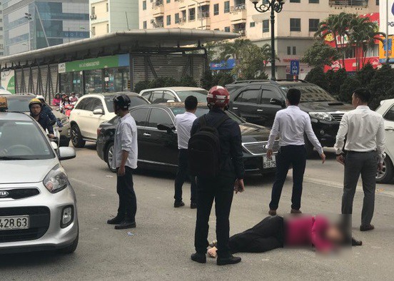 Hà Nội: Nam thanh niên đâm người phụ nữ đi xe máy bất tỉnh rồi bỏ chạy ảnh 1