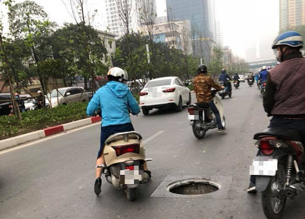 Hà Nội: Hố ga mất nắp chình ình giữa đường Nguyễn Chí Thanh ảnh 1