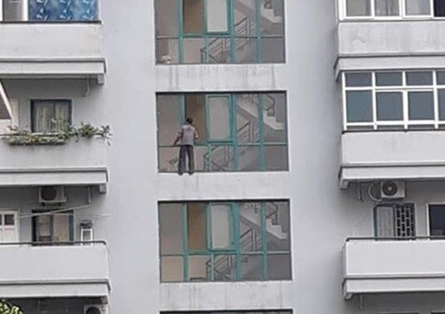 Người đàn ông trèo lên tầng 6 tòa chung cư tự tử ảnh 1