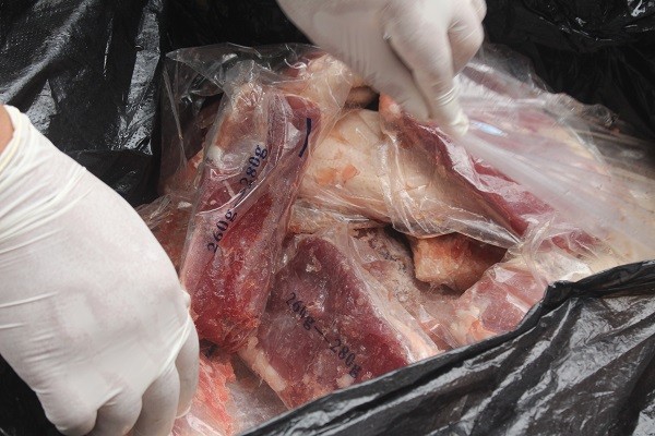 Phát hiện số lượng lớn thịt lợn, bánh trung thu và túi xách không rõ nguồn gốc tại điểm tập kết nhà xe Sao Việt ảnh 2
