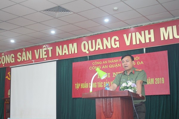 Trung tá Nguyễn Tiến Đạt, Phó trưởng Công an quận Đống Đa phát biểu khai mạc buổi tập huấn