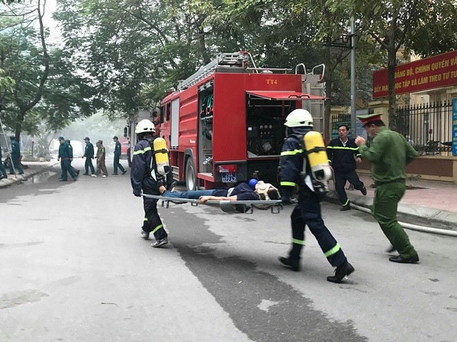 Người mắc kẹt trong đám cháy được lực lượng cứu nạn đưa ra bên ngoài an toàn