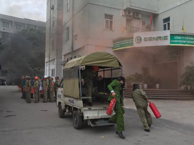 Tình huống cháy xảy ra tại một khu chung cư trên địa bàn phường Láng Thượng