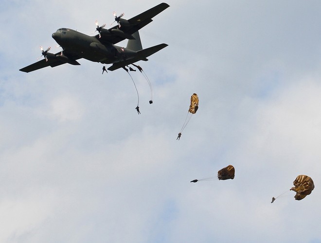 Hình ảnh hiện trường, vụ C-130 Mỹ chở 16 người đâm xuống mặt đất ảnh 7