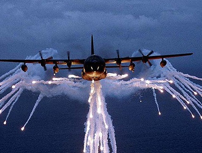 Hình ảnh hiện trường, vụ C-130 Mỹ chở 16 người đâm xuống mặt đất ảnh 8
