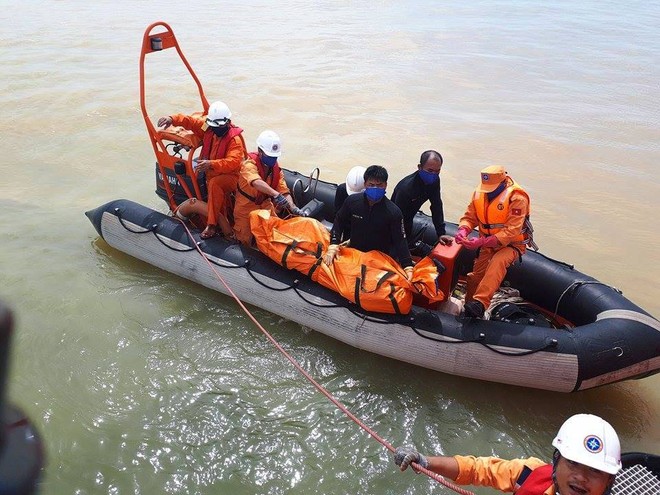 Đội thợ lặn tìm thấy 1 thi thể thuyền viên trong con tàu bị lật úp ảnh 1
