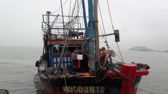 Tàu cá gặp nạn trên biển, 7 thuyền viên được đưa vào bờ an toàn ảnh 1