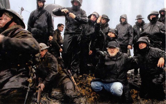 Đạo diễn Steven Spielberg (thứ hai, phải) cùng các diễn viên trong cảnh quay phim Saving Private Ryan (“Giải cứu binh nhì Ryan”)