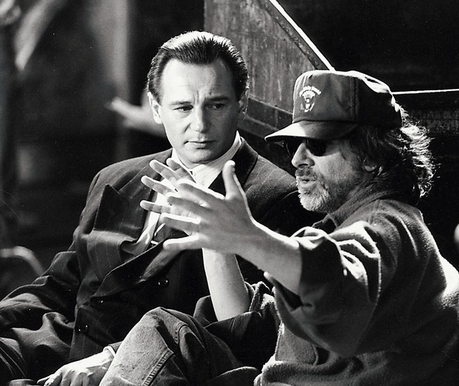 Đạo diễn Steven Spielberg (phải) và nam tài tử Liam Neeson, ngôi sao của Schindler's List thảo luận về một cảnh trong suốt quá trình sản xuất bộ phim vào năm 1993 tại Ba Lan.