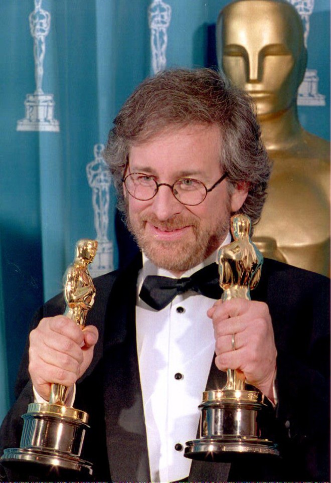 Đạo diễn Steven Spielberg được trao 2 giải Oscar cho Đạo diễn xuất sắc nhất và Kịch bản phim hay nhất với bộ phim Schindler's List (“Bản danh sách của Schindler) tại lễ trao giải Oscar lần thứ 62 ở Los Angeles, California (Mỹ) tháng 3/1994