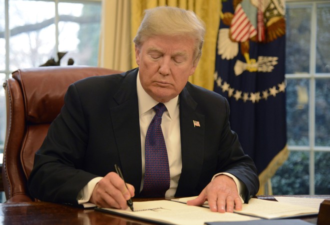 Tổng thống Mỹ ký sắc lệnh áp mức thuế nhập khẩu với thép và nhôm như dự kiến ảnh 1