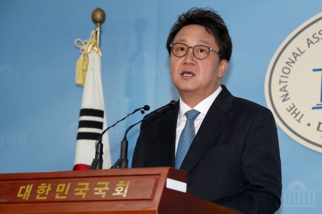 Nghị sĩ Hàn Quốc từ chức vì vướng tố cáo cưỡng hôn trong quán karaoke ảnh 1
