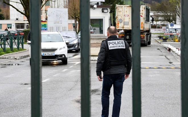 Pháp: Bắt giữ một nghi can dự định lao xe vào binh sĩ ảnh 1
