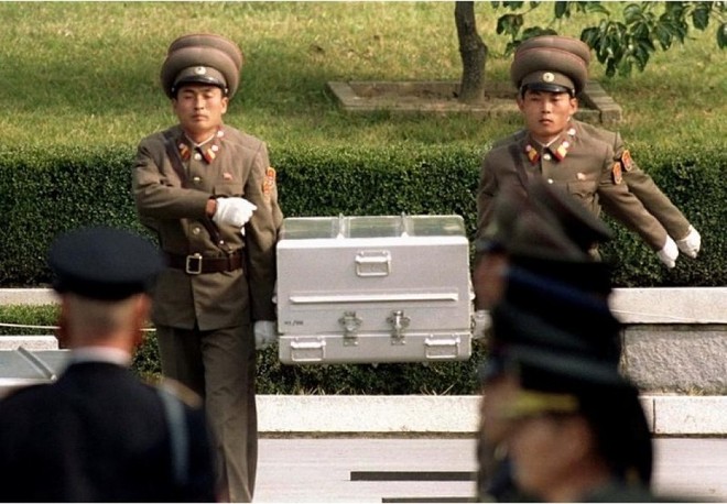 Triều Tiên trao trả hài cốt cho Mỹ năm 1990