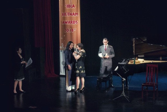 Nhà thiết kế Minh Hạnh nhận Huân chương Hiệp sĩ của Chính phủ Italia ảnh 1