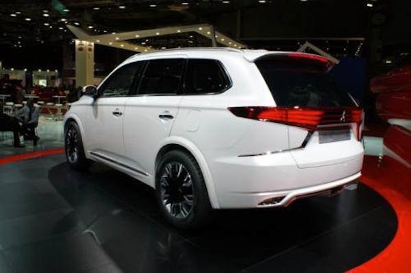 Mitsubishi Outlander PHEV Concept-S: Tiêu thụ nhiên liệu ít hơn cả xe máy ảnh 5