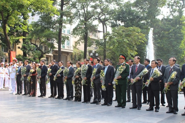Lãnh đạo TP Hà Nội tưởng niệm các anh hùng liệt sĩ ảnh 2