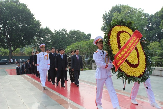 Lãnh đạo TP Hà Nội tưởng niệm các anh hùng liệt sĩ ảnh 1