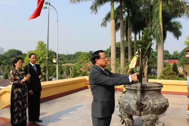 Lãnh đạo TP Hà Nội tưởng niệm các anh hùng liệt sĩ ảnh 3