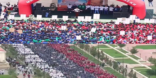 Hơn 100.000 người diễu hành mừng sinh nhật Tổng thống Putin ở Chechnya ảnh 2
